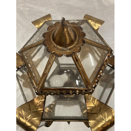 28 - A METAL AND GLASS LANTERN STYLE LIGHT IN HEXAGONAL CASING WITH A PYRAMID STYLE TOP, HEIGHT 56CM, WID... 