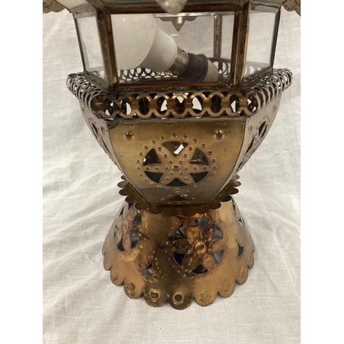 28 - A METAL AND GLASS LANTERN STYLE LIGHT IN HEXAGONAL CASING WITH A PYRAMID STYLE TOP, HEIGHT 56CM, WID... 
