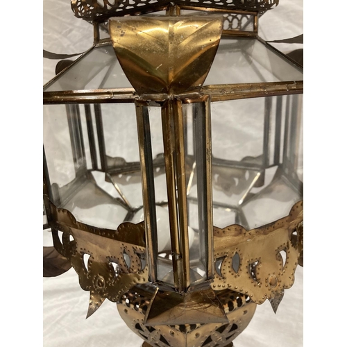 28 - A METAL AND GLASS LANTERN STYLE LIGHT IN HEXAGONAL CASING WITH A PYRAMID STYLE TOP, HEIGHT 56CM, WID... 