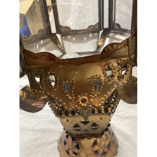 28 - A METAL AND GLASS LANTERN STYLE LIGHT IN HEXAGONAL CASING WITH A PYRAMID STYLE TOP, HEIGHT 56CM, WID... 