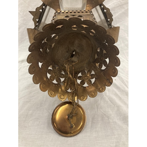 28 - A METAL AND GLASS LANTERN STYLE LIGHT IN HEXAGONAL CASING WITH A PYRAMID STYLE TOP, HEIGHT 56CM, WID... 