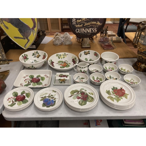 30 - A LARGE QUANTITY OF PORTMEIRION 'POMONA' CERAMICS TO INCLUDE DINNER AND SIDE PLATES, DESSERT BOWLS, ... 