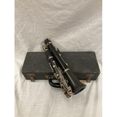 39 - A BOXED BOOSEY AND HAWKES CLARINET 77 BOEHM SYSTEM WITH SPARE REEDS AND 'PRACTICAL TUTOR FOR THE CLA... 