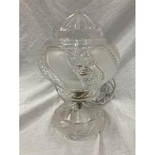18 - A VINTAGE ENGRAVED GLASS MUSHROOM LAMP