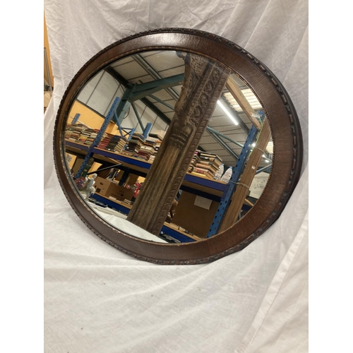 42 - A LARGE MAHOGANY FRAMED OVAL MIRROR WITH BEADED INNER APPROX 100CM X 65CM