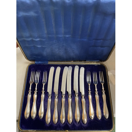 34A - A BOXED SET OF HALLMARKED SHEFFIELD SILVER HANDLED STARTER KNIVES AND FORKS