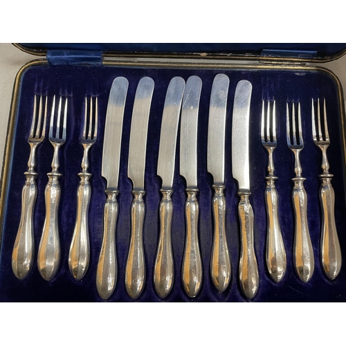34A - A BOXED SET OF HALLMARKED SHEFFIELD SILVER HANDLED STARTER KNIVES AND FORKS