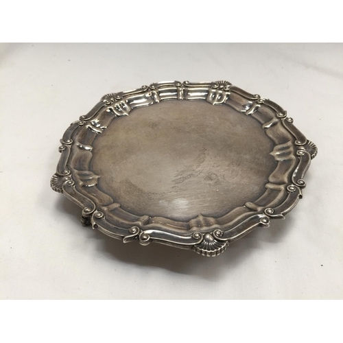 1 - A HALLMARKED BIRMINGHAM SILVER TRAY WITH PIE CRUST EDGE AND THREE BALL AND CLAW FEET GROSS WEIGHT 33... 