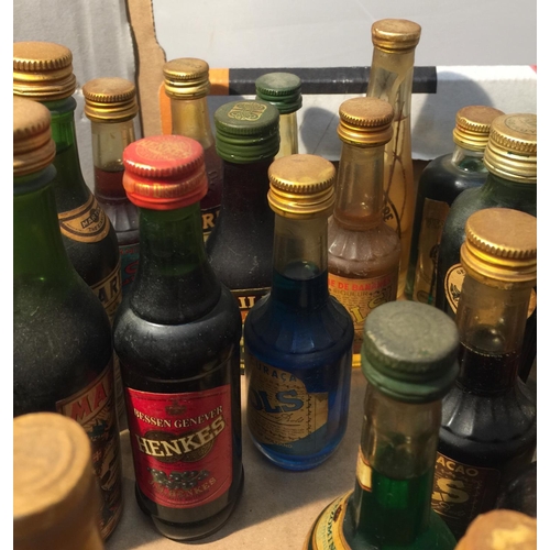 399 - A MIXED LOT OF MINIATURES TO INCLUDE VARIOUS COGNAC'S, WHISKEY'S AND LIQUER'S SUCH AS IRISH MIST, BO... 