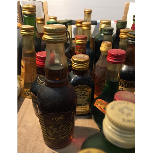 399 - A MIXED LOT OF MINIATURES TO INCLUDE VARIOUS COGNAC'S, WHISKEY'S AND LIQUER'S SUCH AS IRISH MIST, BO... 