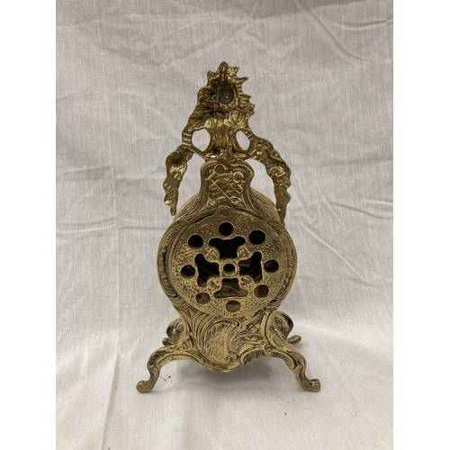 11 - A FRENCH ORNATE HEAVY BRASS MANTLE CLOCK WITH BATTERY MOVEMENT