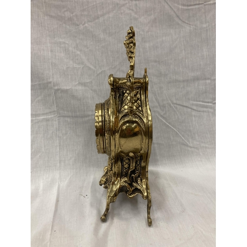 11 - A FRENCH ORNATE HEAVY BRASS MANTLE CLOCK WITH BATTERY MOVEMENT