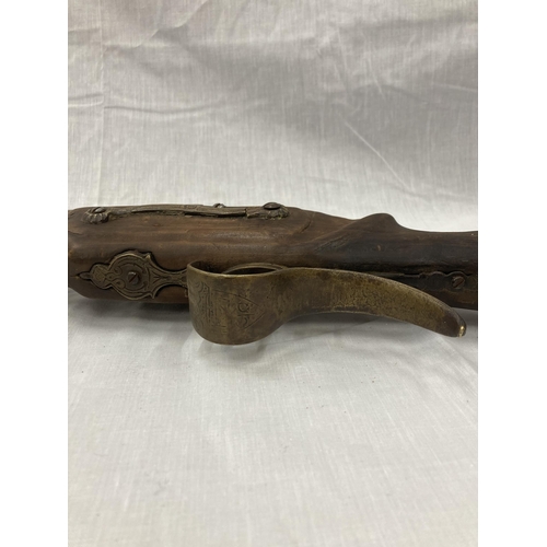 7 - A DECORATIVE ORNAMENTAL BRASS BLUNDERBUSS