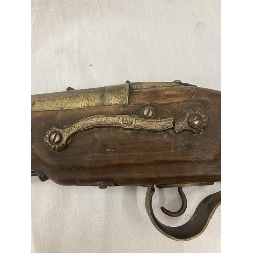 7 - A DECORATIVE ORNAMENTAL BRASS BLUNDERBUSS