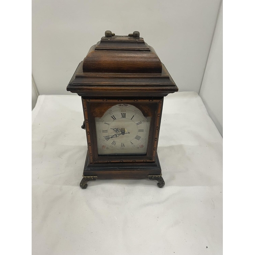 101 - A VINTAGE STYLE MANTLE CLOCK WITH BATTERY MOVEMENT