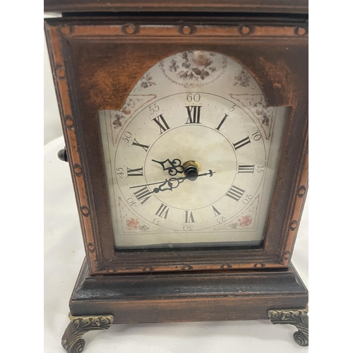 101 - A VINTAGE STYLE MANTLE CLOCK WITH BATTERY MOVEMENT