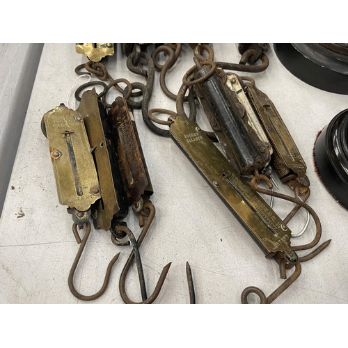 114 - A QUANTITY OF BRASS SPRING AND POCKET BALANCE SCALES TO INCLUDE SALTER, HUGHES, ETC