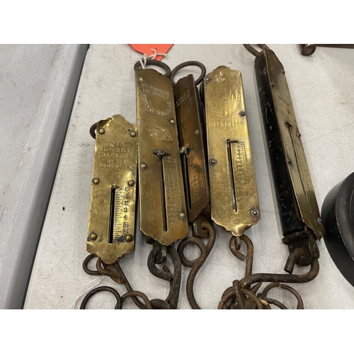 114 - A QUANTITY OF BRASS SPRING AND POCKET BALANCE SCALES TO INCLUDE SALTER, HUGHES, ETC