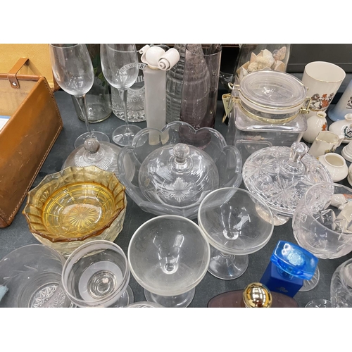 122 - A LARGE COLLECTION OF GLASSWARE TO INCLUDE SCENT BOTTLES, JUGS, BOWLS, GLASSES, ETC