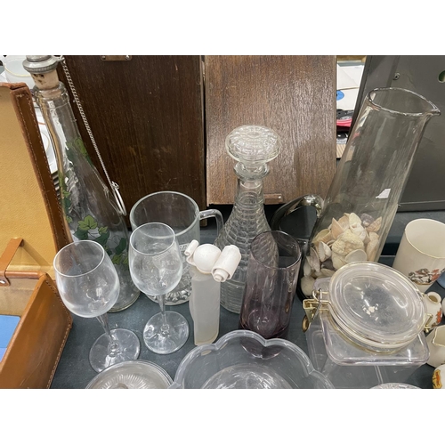 122 - A LARGE COLLECTION OF GLASSWARE TO INCLUDE SCENT BOTTLES, JUGS, BOWLS, GLASSES, ETC