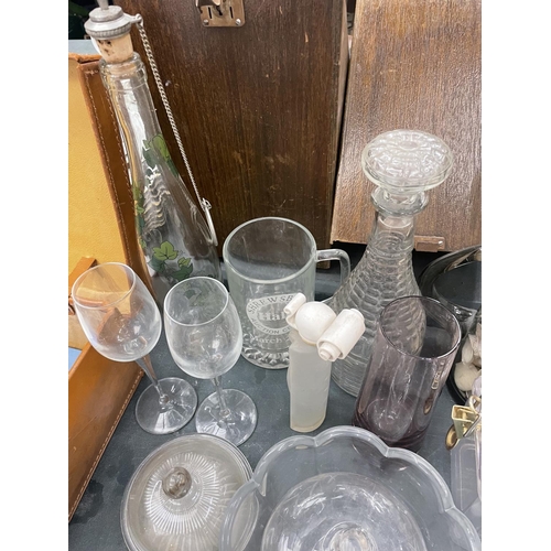 122 - A LARGE COLLECTION OF GLASSWARE TO INCLUDE SCENT BOTTLES, JUGS, BOWLS, GLASSES, ETC