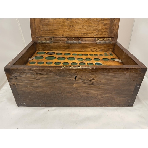 135 - A MAHOGANY BOX WITH SIDE HANDLES AND TRAYS INSIDE FOR COINS, LENGTH 37CM, HEIGHT 16CM, DEPTH 24CM