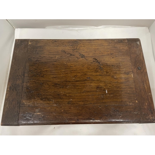 135 - A MAHOGANY BOX WITH SIDE HANDLES AND TRAYS INSIDE FOR COINS, LENGTH 37CM, HEIGHT 16CM, DEPTH 24CM