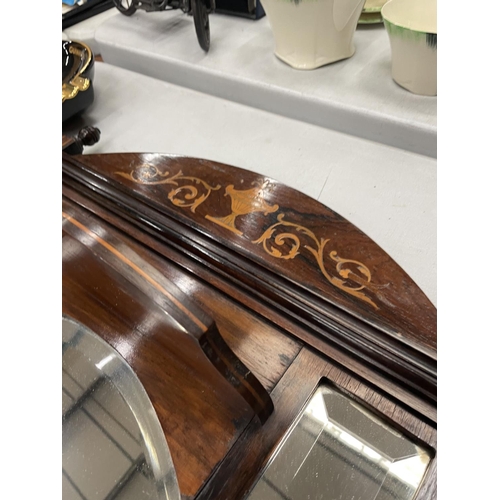 142 - AN EDWARDIAN MAHOGANY HALL MIRROR WITH SATINWOOD INLAY AND BEVELLED GLASS HEIGHT 62CM, WIDTH 47CM