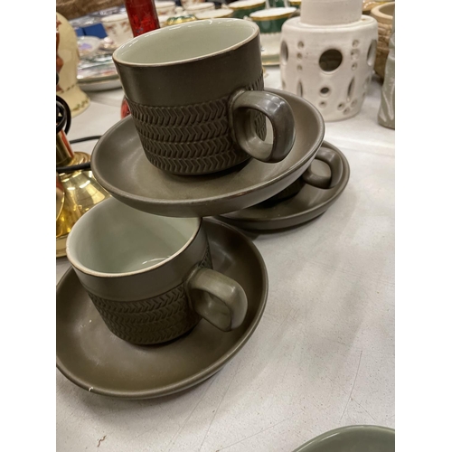 147 - A VINTAGE PALE GREEN AND CREAM VILLEROY AND BOCH PART TEA SET TO INCLUDE TEAPOT, CREAM JUG, CUPS AND... 