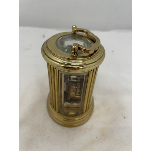 158 - A SMALL VINTAGE STYLE CARRIAGE CLOCK WITH BEVELLED GLASS TO REVEAL THE INNER WORKINGS.  COMPLETE WIT... 