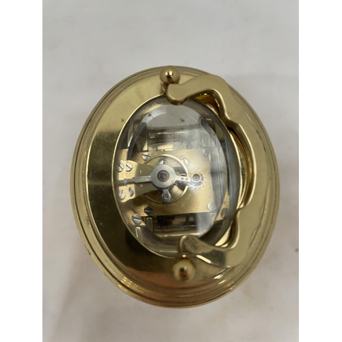 158 - A SMALL VINTAGE STYLE CARRIAGE CLOCK WITH BEVELLED GLASS TO REVEAL THE INNER WORKINGS.  COMPLETE WIT... 