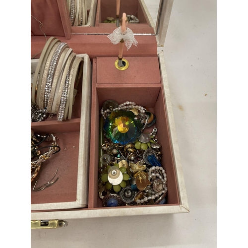 162 - A JEWELLERY BOX CONTAINING WATCHES, BRACELETS, NECKLACES, EARRINGS, ETC