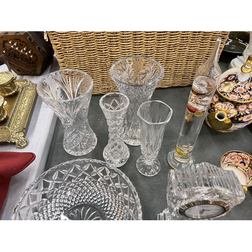 164 - A COLLECTION OF CUT GLASS CRYSTAL ITEMS TO INCLUDE AN EDINBURGH CRYSTAL CLOCK, VASES, BOWLS, ETC