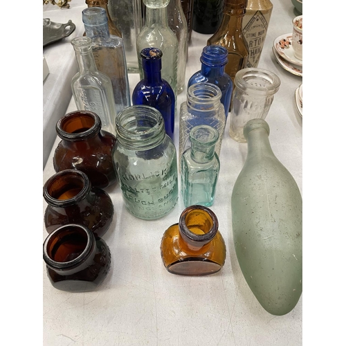 186 - A COLLECTION OF VINTAGE GLASS BOTTLES AND JARS TO INCLUDE COLOURED EXAMPLES