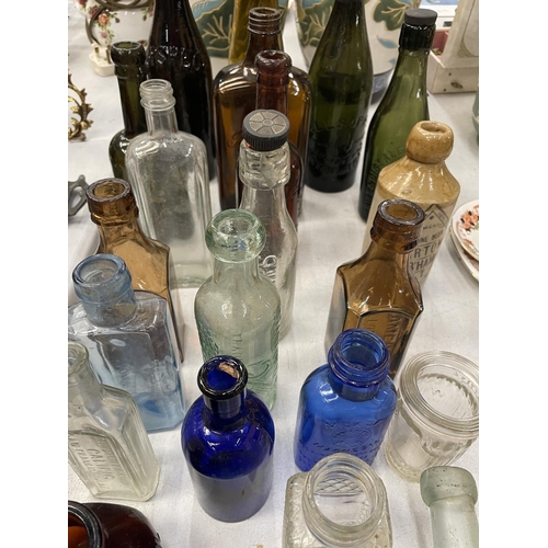 186 - A COLLECTION OF VINTAGE GLASS BOTTLES AND JARS TO INCLUDE COLOURED EXAMPLES