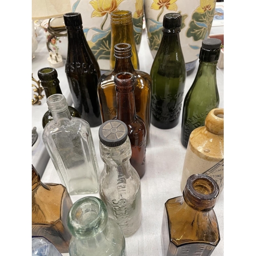 186 - A COLLECTION OF VINTAGE GLASS BOTTLES AND JARS TO INCLUDE COLOURED EXAMPLES