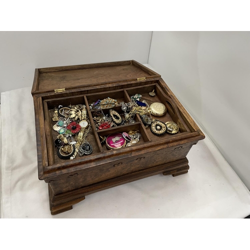 191 - A MAHOGANY JEWELLERY BOX CONTAINING A QUANTITY OF COSTUME JEWELLERY TO INCLUDE BROOCHES, NECKLACES, ... 