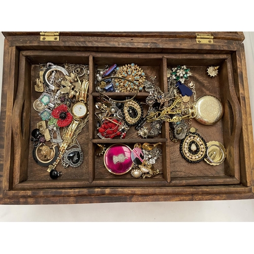 191 - A MAHOGANY JEWELLERY BOX CONTAINING A QUANTITY OF COSTUME JEWELLERY TO INCLUDE BROOCHES, NECKLACES, ... 