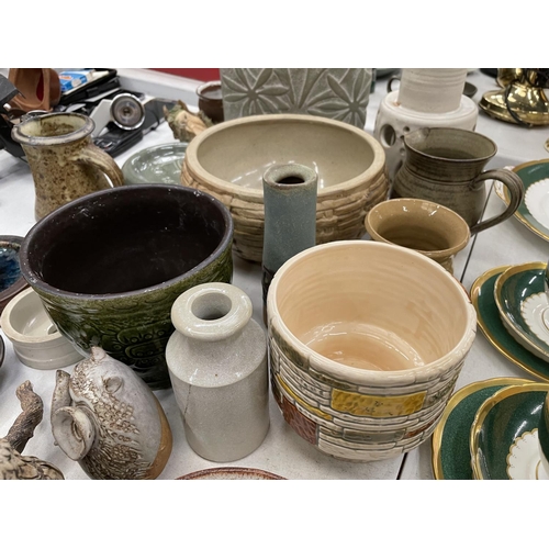 194 - A QUANTITY OF STUDIO POTTERY ITEMS TO INCLUDE PLANTERS, JUGS, BOWLS, VASES, OWLS, ETC