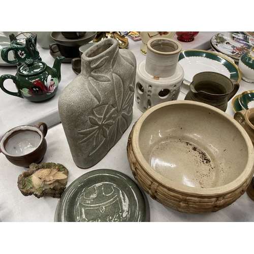 194 - A QUANTITY OF STUDIO POTTERY ITEMS TO INCLUDE PLANTERS, JUGS, BOWLS, VASES, OWLS, ETC