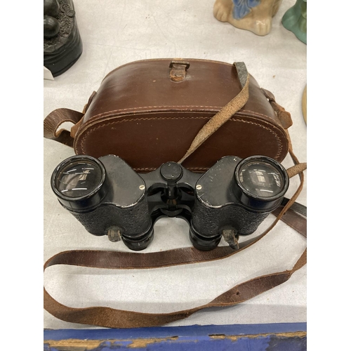 246 - A PAIR OF  DOLLOND LONDON BINOCULARS IN BROWN LEATHER CASE - MADE IN ENGLAND - LUMA 8 X 30