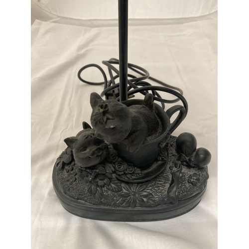 250 - A VINTAGE STYLE TABLE LAMP WITH CATS TO THE BASE HEIGHT 44CM