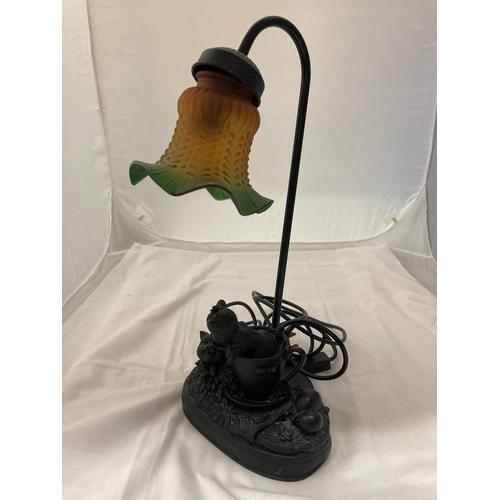 250 - A VINTAGE STYLE TABLE LAMP WITH CATS TO THE BASE HEIGHT 44CM