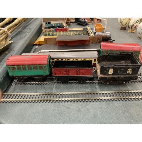 257 - A QUANTITY OF MODEL RAILWAY ITEMS TO INCLUDE AIRFIX DIESEL SHUNTER, PLATFORMS, A TRI-ANG CARRIAGE, T... 