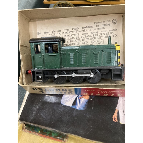 257 - A QUANTITY OF MODEL RAILWAY ITEMS TO INCLUDE AIRFIX DIESEL SHUNTER, PLATFORMS, A TRI-ANG CARRIAGE, T... 