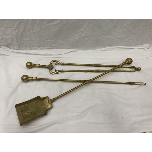 258 - A BRASS COMPANION SET