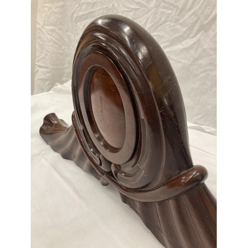 280 - A MAHOGANY DECORATIVE ITEM