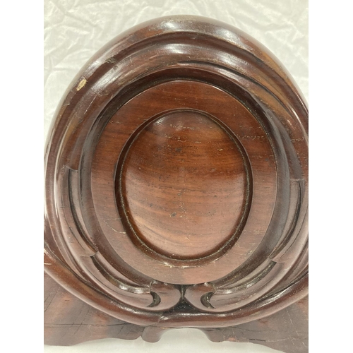 280 - A MAHOGANY DECORATIVE ITEM