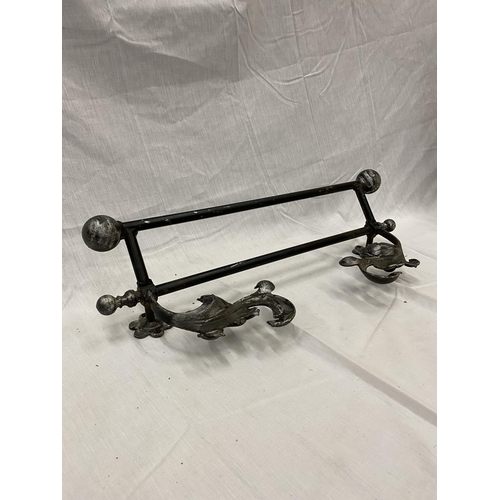 43 - A DECORATIVE WROUGHT IRON WALL MOUNTED RACK/RAIL