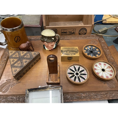 471 - A QUANTITY OF TREEN PRODUCTS TO INCLUDE A MAUCHLINE WARE BOX, TRAY, COASTERS, CLARKE'S BREWERY ALE B... 